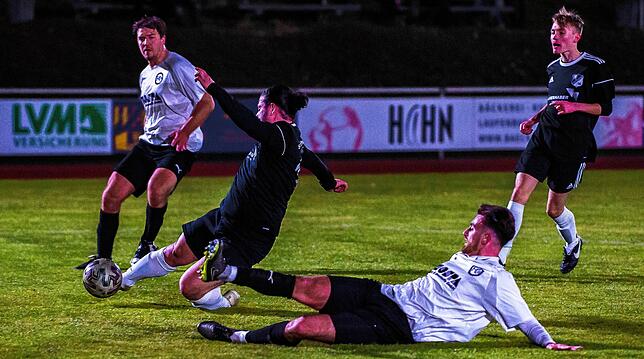 Ausgleich: Dogus Demirkaya entriss dem FC 08 Bad Säckingen mit diesem Treffer zum 1:1 für die Reserve des SV 08 Laufenburg die sicher ...