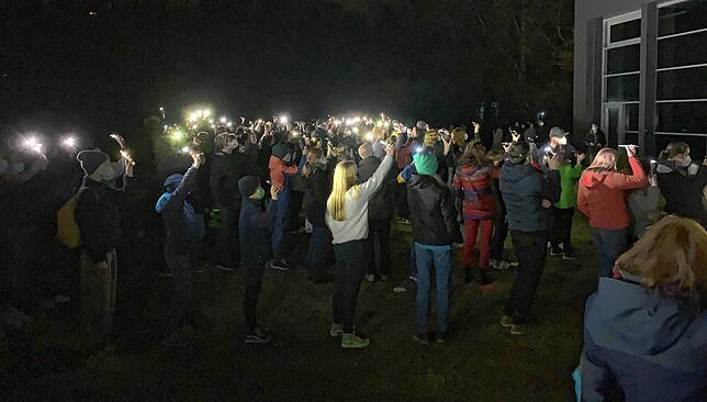 Die Schüler des Theodor-Heuss-Gymnasiums Schopfheim haben mit Lichtern ein Zeichen für den Frieden gesetzt. Sichtbar wird die Aktion im ...