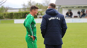 Die SpVgg F.A.L. (Trainerteam Sebastian Willibald, links, und Philip Schinn) siegt eindeutig mit 3:0 gegen den FV Möhringen.