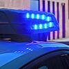 Ein Polizeifahrzeug fährt mit Blaulicht (Symbolbild). Im Kanton Aargau kam es zu einer Schussabgabe in einem Lebensmittelmarkt. Ein Mann ...