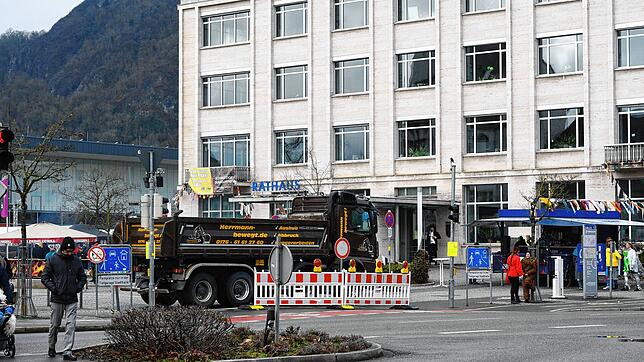 Sicherheit spielte bei der Fasnacht 2025 in Singen eine große Rolle – die Zufahrt zum Rathausplatz war am Schmutzigen Dunschtig zum ...