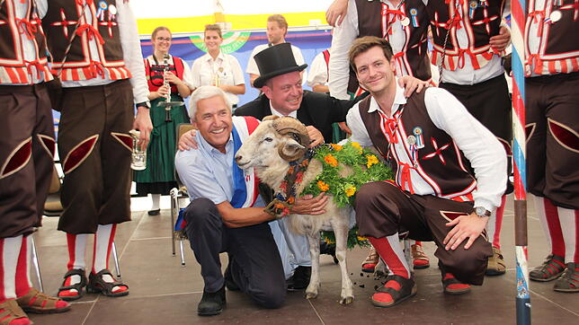 Gruppenbild mit Bock: Joachim Ebi gewinnt Chilbi-Bock Florian, den Zunftübergreifenden mit Losnummer 523.