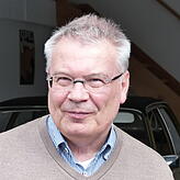 Ich bin ganz glücklich, dass ich endlich mal das Coupé Admiral live gesehen habe und helfe meinem Freund beim Richten zweier Opel. Erwin ...