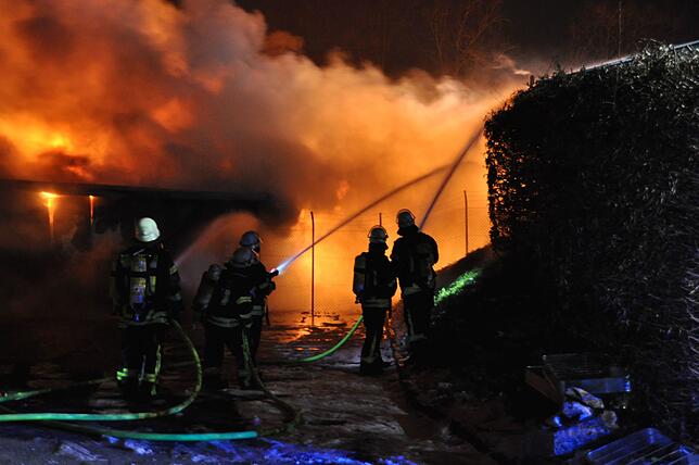 Durch das unmittelbare Eingreifen der Feuerwehren konnte verindert werden, dass sich der Brand auf die benachbarten Gebäude ausbreitete.