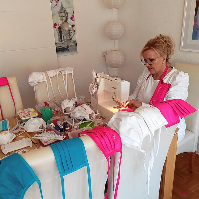 Judith Schreiber aus Hoppetenzell versucht sich im Nähen von Hygiene-Mundschutzmasken. Bild: Privat