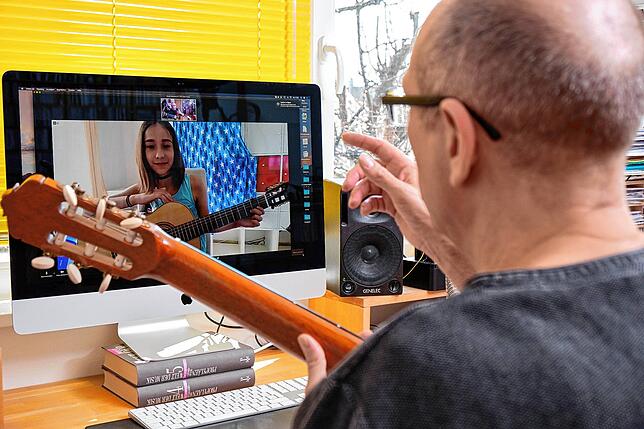 Jetzt muss auch Markus Hebsacker in seiner Musikschule wieder in den Digitalunterricht wechseln. Für ihn ist diese Ungleichbehandlung im ...