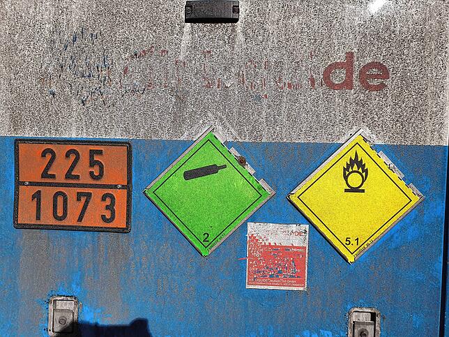 Die Kennzeichnung auf dem fehlgeleiteten Tanklastzug. Das gelbe Schild steht für oxidierend wirkende Stoffe, das grüne für nicht ...