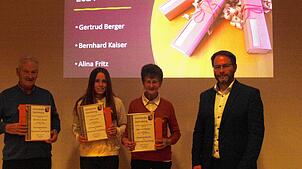 Beim Neujahrsempfang in Dachsberg: Bernhard Kaiser (von links), Alina Fritz und Gertrud Berger bei der Ehrung durch Bürgermeister ...