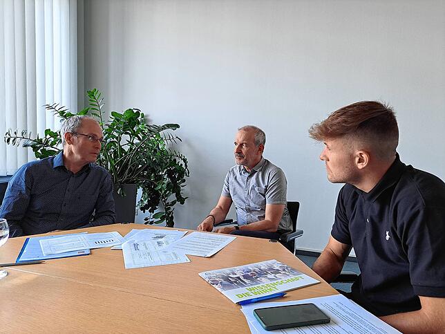 Bernd Fitzenberger im Gespräch mit den SÜDKURIER-Redakteuren Alexander Michel und Marvin Nagel (von links).