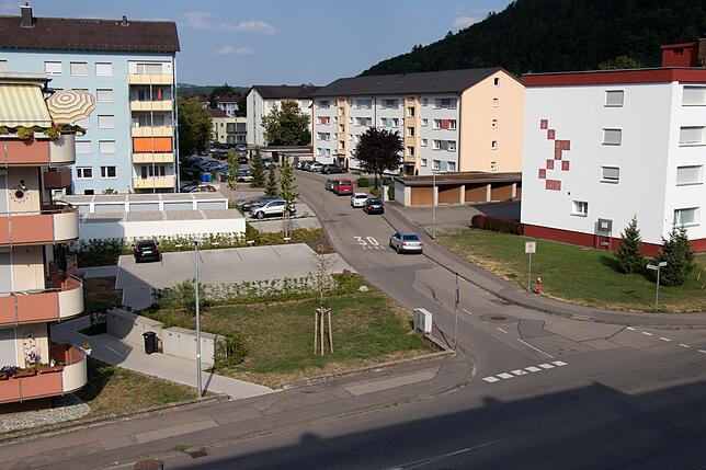 Heute ist die Südstadt Zuhause für Tausende von Tiengener. So auch von Gerhard Weiss, der die Entwicklung seines Stadtteils vom Balkon ...