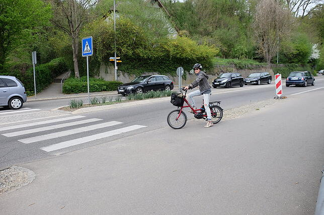 Am Ende des Radwegs aus Richtung La Piazza auf Höhe Einfahrt Burgberg weiß Angela Reisch aus Überlingen wo es nun für sie weitergeht. ...