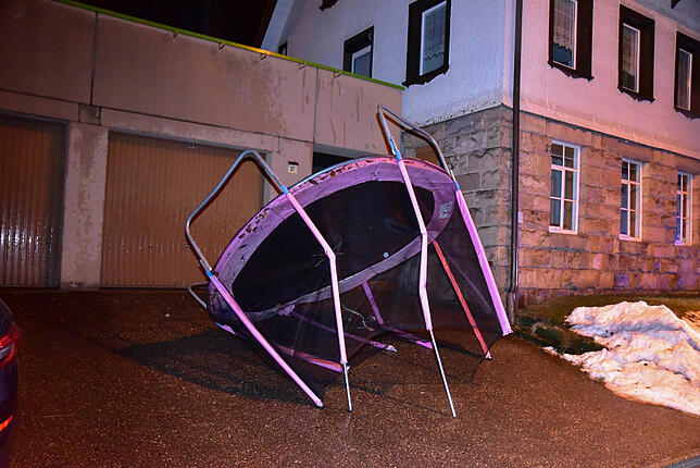 Dieses Trampolin bot dem Wind keinen Widerstand, es wurde von der Terrasse geweht.