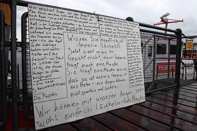 Auf dieser Tafel, die unterhalb der Imperia auf dem Steg platziert wurde, haben die Aktionskünstler „Die Päpstin“ diese ...