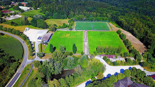 Drei Fußballplätze gibt es im Sportzentrum Alt-Birnau. Links ist auf dem Foto sieht man den Hauptplatz, auf dem die erste Mannschaft des ...