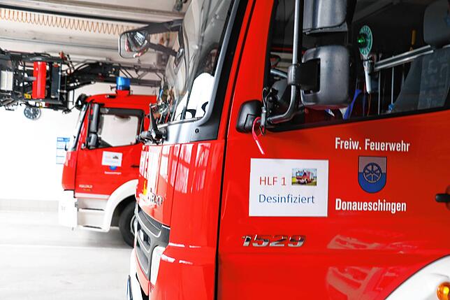 Schild und Anhänger zeigen: Das Feuerwehrfahrzeug ist desinfiziert.