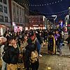 Partyszene trifft auf Fasnet: In der Villinger Reitstraße sieht es um 19.30 Uhr so aus: Hunderte von jungen Menschen drängen sich hier.