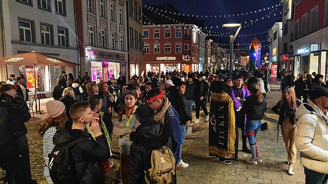 Partyszene trifft auf Fasnet: In der Villinger Reitstraße sieht es um 19.30 Uhr so aus: Hunderte von jungen Menschen drängen sich hier.