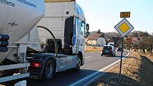 Die Bundesstraße 311 führt durch den Meßkircher Ortsteil Menningen (im Hintergrund ist Leitishofen zu erkennen).