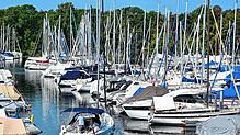 Hunderte Boote liegen im Yachthafen von Ultramarin in Gohren/Kressbronn. Die Mieter der Plätze dürften sich über das nun gefallene ...