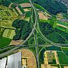 Das Autobahnkreuz Hegau aus der Luft gesehen: Die Autobahn 81 verläuft im Bogen von links nach oben, aus Richtung Schaffhausen in ...