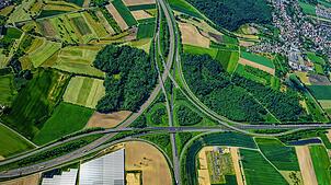 (Archivbild von 2023) Beim Autobahnkreuz Hegau fährt der Mann auf die B33 in Richtung Konstanz auf. Dann tritt er aufs Gaspedal, ...