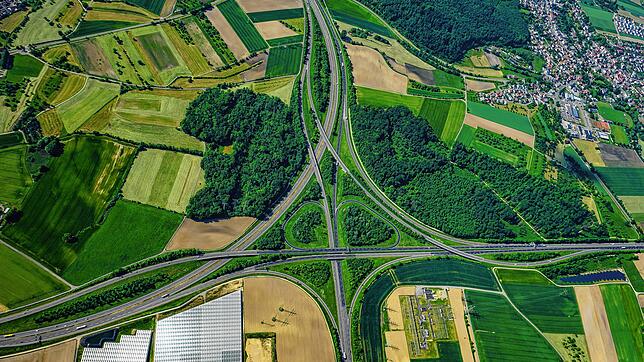 Das Autobahnkreuz Hegau aus der Luft gesehen: Die Autobahn 81 verläuft im Bogen von links nach oben, aus Richtung Schaffhausen in ...