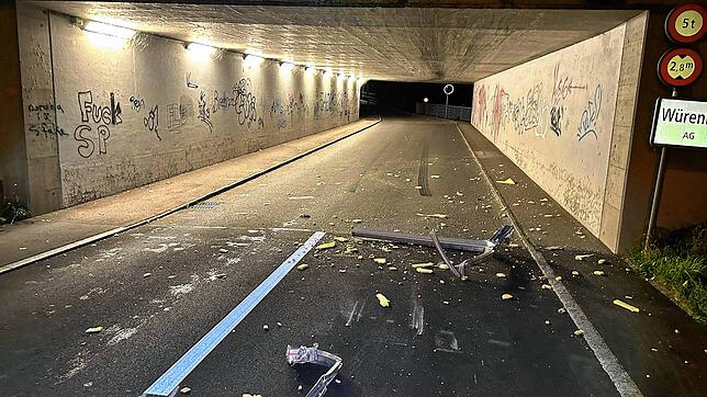 Ein unbekannter Lieferwagenfahrer blieb am Sonntagabend in einer Unterführung stecken. Ohne Rücksicht auf Schäden fuhr er weiter. Zurück ...