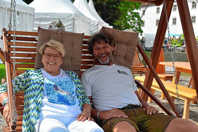 Bürgermeisterstellvertrteterin Petra Herter mit Schreiner Michael Stehle auf einer seiner Schaukeln.