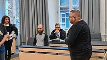 Der Angeklagte hat während des Prozesses im Landgericht Ravensburg zu jeder Zeit Sicherheitspersonal um sich. Hinter ihm sitzt sein ...