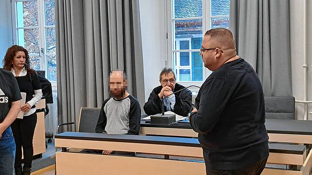 Der Angeklagte hat während des Prozesses im Landgericht Ravensburg zu jeder Zeit Sicherheitspersonal um sich. Hinter ihm sitzt sein ...