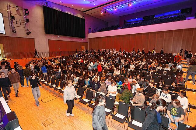 Bild 16: Volles Haus bei „Klasse!“-Veranstaltung in Singen: 850 Schüler lernen Umgang mit Fake News