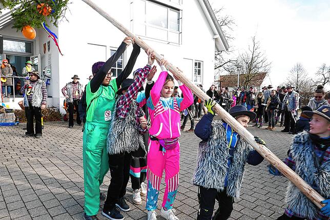 Bild 9: In Wittenhofen, Roggenbeuren und Limpach wird der Narrenbaum aufgestellt – Teil 1!