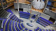 Im Plenarsaal des Deutschen Bundestages werden trotz neuen Wahlrechts viele Kreise in Südbaden und Oberschwaben weiterhin mit zwei ...