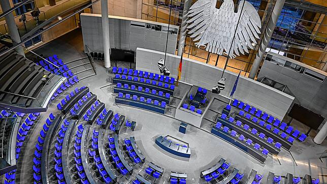 Im Plenarsaal des Deutschen Bundestages werden trotz neuen Wahlrechts viele Kreise in Südbaden und Oberschwaben weiterhin mit zwei ...