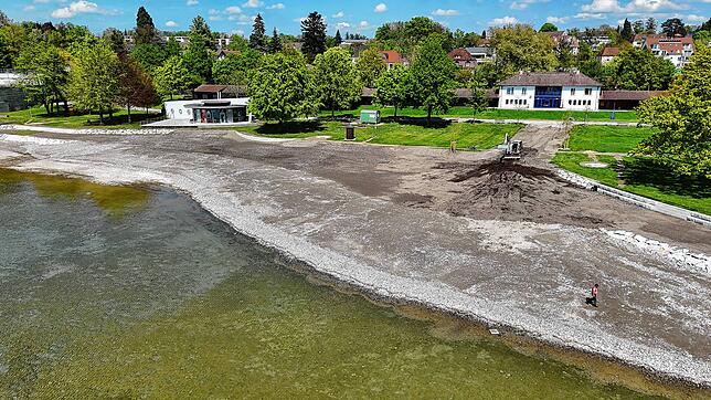 Dort, wo sich jetzt ein durchgängig flacher Kiesstrand erstreckt, befanden sich einst ein betoniertes Hafenbecken und Steintreppen.