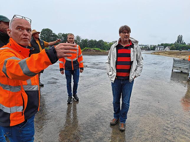 Andreas Pehlke, Sachgebietsleiter im Landratsamt, informiert über den aktuellen Stand der Bauarbeiten.