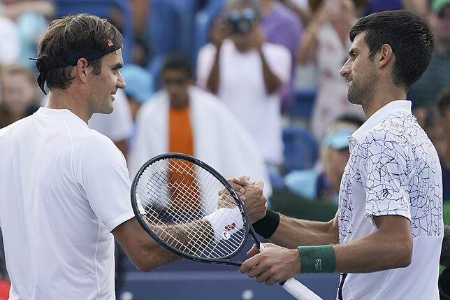 Roger Federer (links) gratuliert Novak Djokovic zum klaren 6:4, 6:4-Erfolg.
