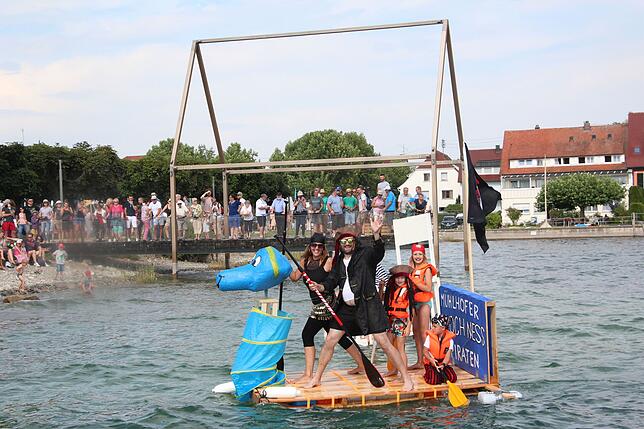 Das Aushängeschild des Uhldinger Hafenfestes: die Schrottregatta. Die fünfköpfige Jury vergab den ersten Platz an die fünf Mühlhofer ...