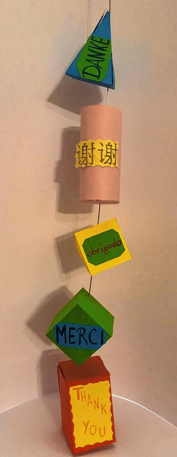 Schülerin Lara hat für den Matheunterricht mehrere geometrische Körper zu einer Figur zusammengefügt. Darauf steht „Danke“ ...