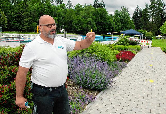 Badleiter Jerome Jover erklärt die Regeln in den Schwimmbecken. Im Wasser dürfen sich maximal 160 Personen gleichzeitig aufhalten. Am ...