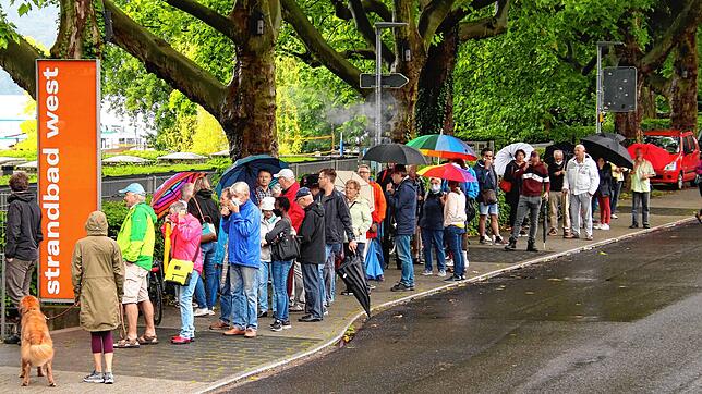 Kann das sein? Regenwetter, und dennoch eine Warteschlange vor dem Westbad? Diese Menschen stellten sich am Montagmorgen für eine der ...