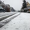 Nicht überall in Rielasingen waren die Straßen bereits am Morgen geräumt: Hier im Aachweg bedeckte der Schnee auch noch am späten ...