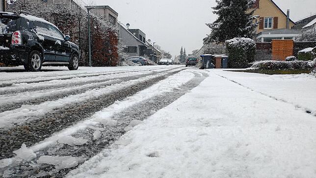Nicht überall in Rielasingen waren die Straßen bereits am Morgen geräumt: Hier im Aachweg bedeckte der Schnee auch noch am späten ...
