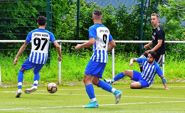 Bild 2: Spvgg. Wehr setzt sich bei der Qualifikation zum Rothaus-Bezirkspokal mit 2:0 gegen den FV Fahrnau durch &ndash; und wir haben Bilder!