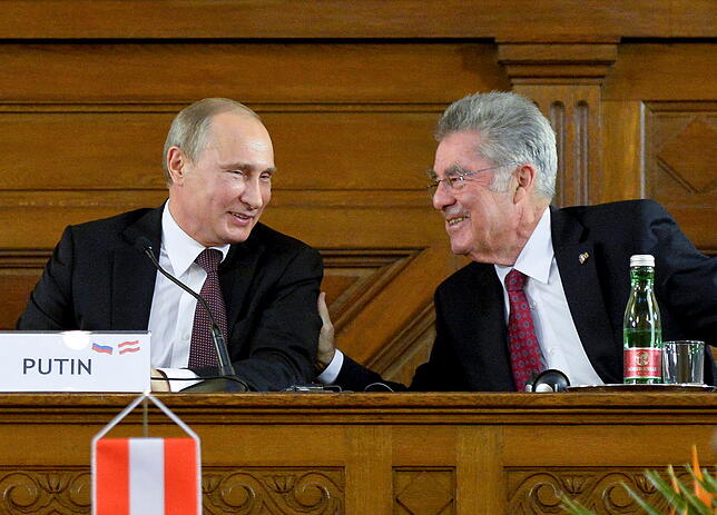 Kurz nach der Krim-Annexion 2014: Der damalige österreichische Präsident Heinz Fischer scherzt mit Putin in Wien.