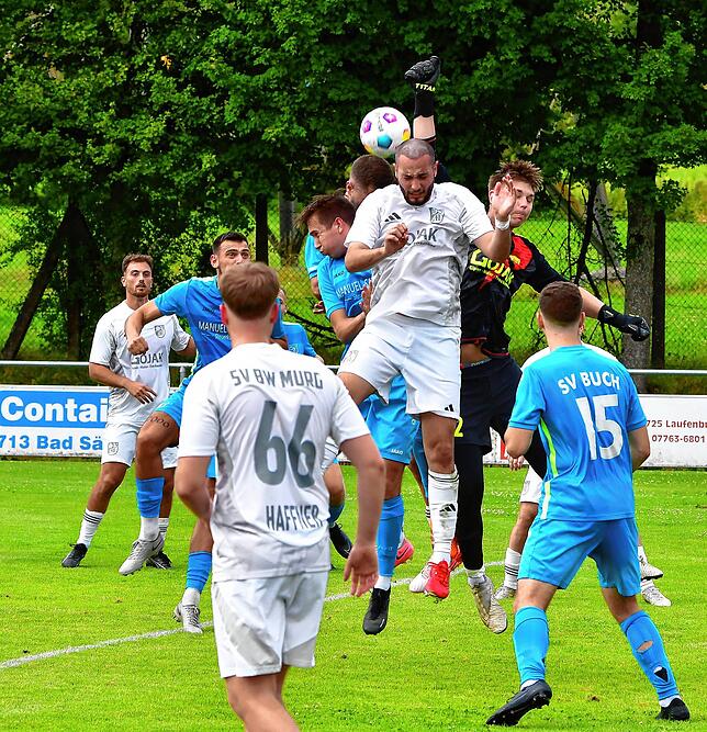 Gemeinsam geklärt: Torwart Niklas Frey und Alessio Paciulli verhindern eine Kopfballchance für den SV Buch.