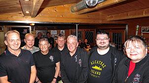 Ehrungen beim Motorradsportclub innerhalb der Jahresversammlung, die letztmals in der alten Vereinshütte stattfand: Klaus Mayer (von ...