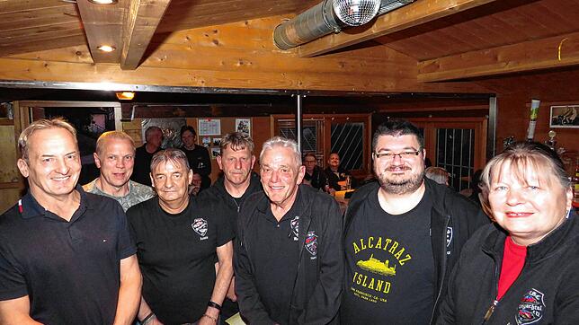 Ehrungen beim Motorradsportclub innerhalb der Jahresversammlung, die letztmals in der alten Vereinshütte stattfand: Klaus Mayer (von ...