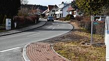 Der Gehweg, der vom neuen Baugebiet in Schabenhausen quasi im Nirgendwo endet, wird voraussichtlich Anfang 2026 vollendet, hieß es jetzt ...