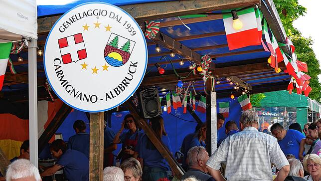 Bild 24: Strahlendes Altweiberwetter beim Albbrucker Dorffest: Tolle Stimmung und buntes Programm